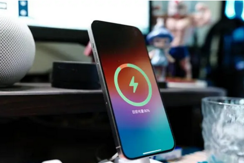 嘉积镇苹果15换屏服务分享用什么充电器给iPhone15充电更好 